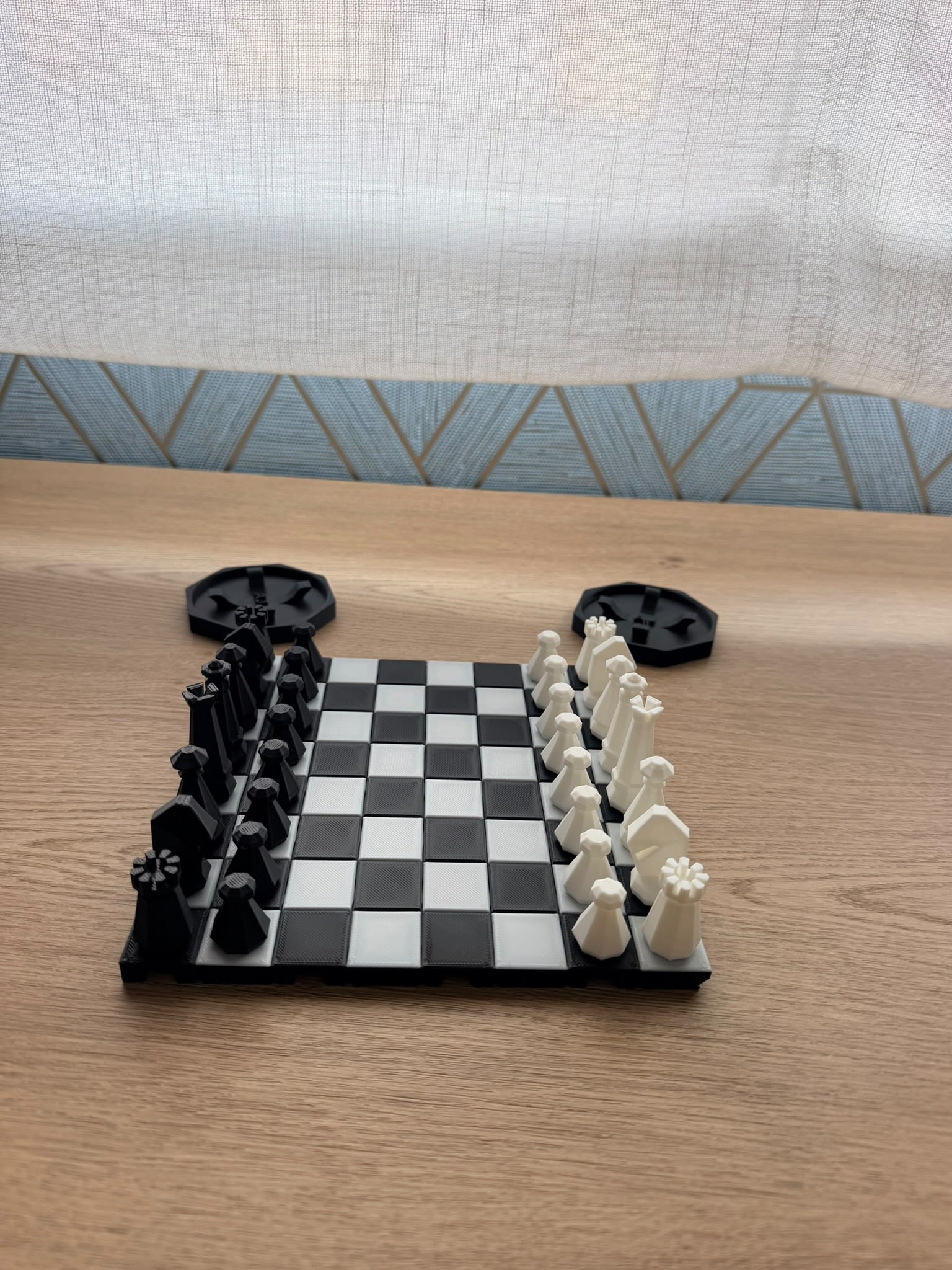 Tablero del ajedrez magnético preparado para jugar